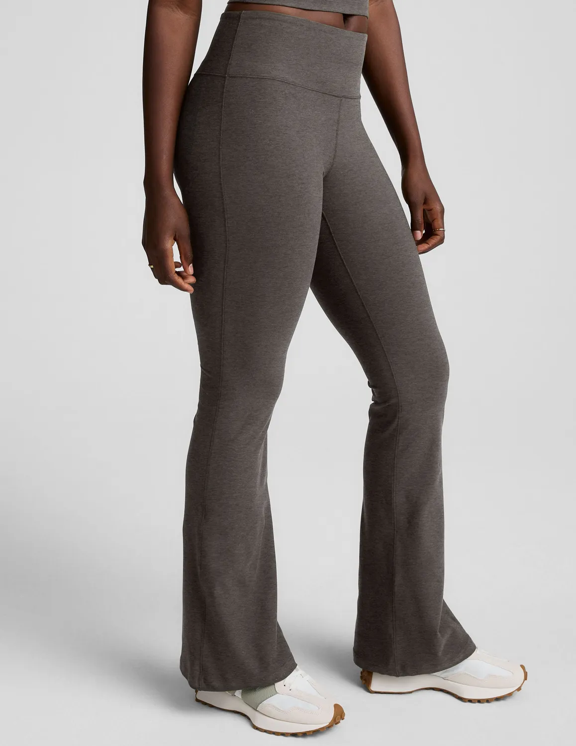 Beyond Yoga Spacedye Mid-Rise Bootcut Pant byxor True Gray Heather