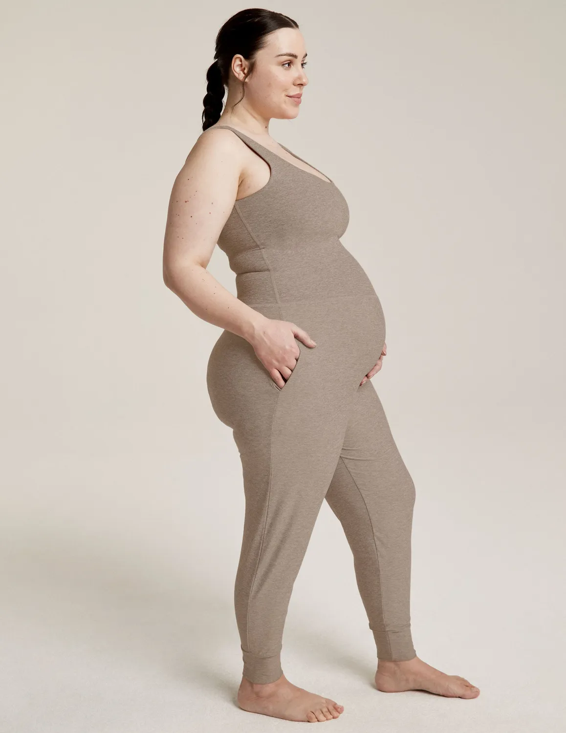 Beyond Yoga Spacedye Grow In Comfort gravidjumpsuit beige melerad