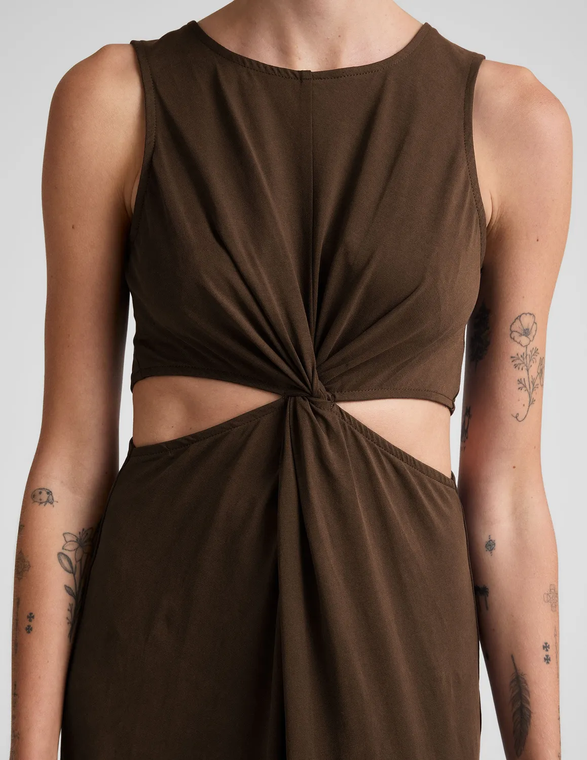 Beyond Yoga Around The World Front Twist klänning Espresso