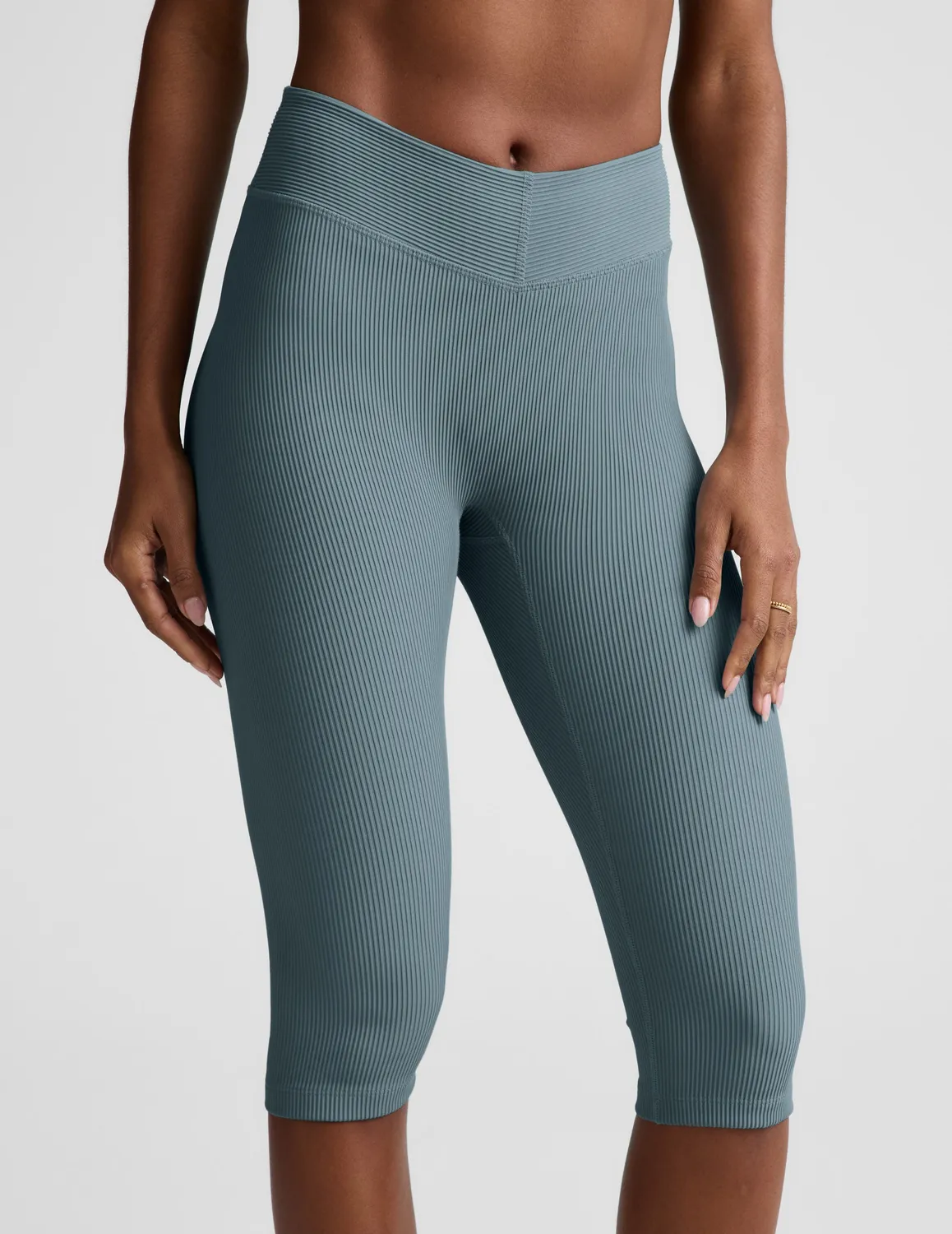 Beyond Yoga Impulse Ribbed V-Waist leggings Shaken Blue capri