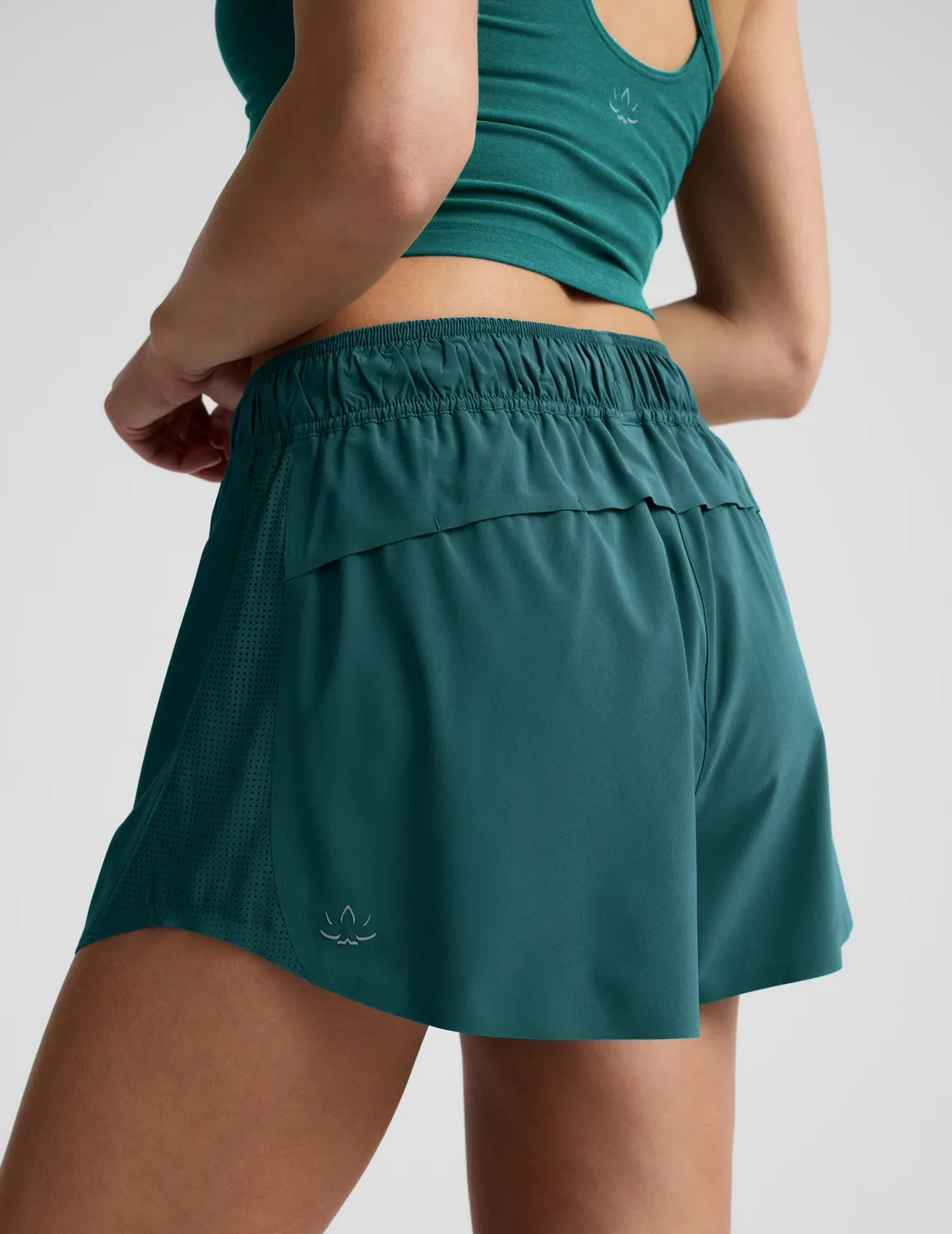 Beyond Yoga Solemate 2.5" löparshorts Teal Sea ventilerande