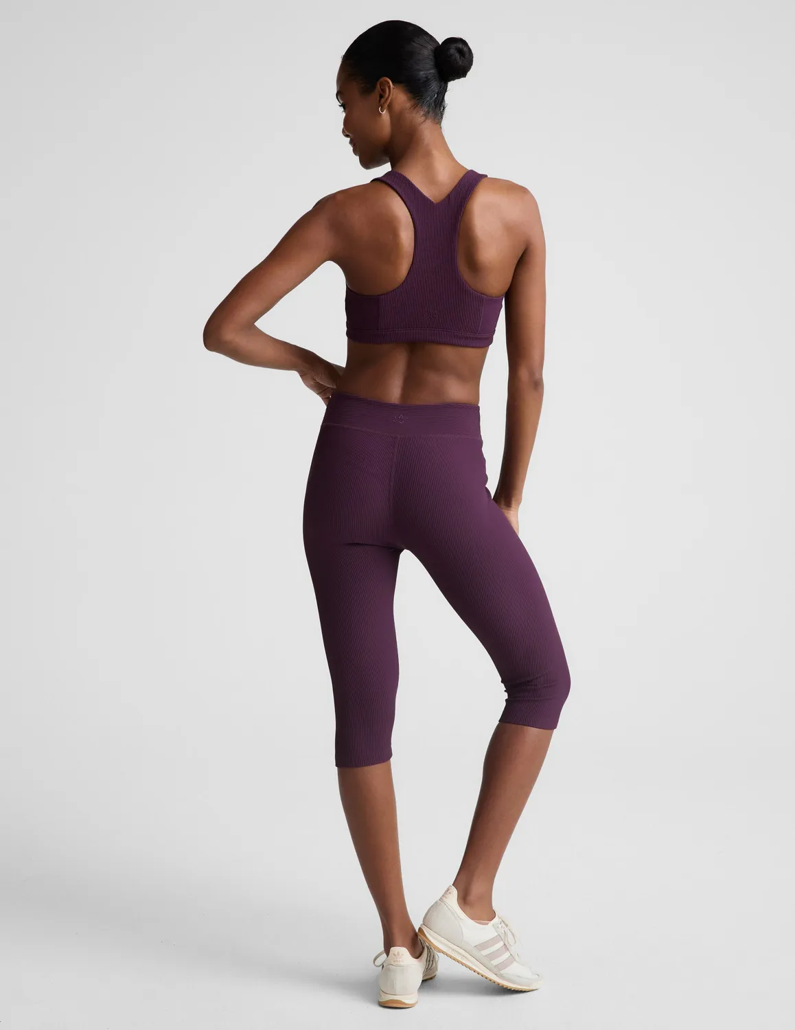 Beyond Yoga Impulse Ribbed V-Waist leggings Brilliant Blackberry capri