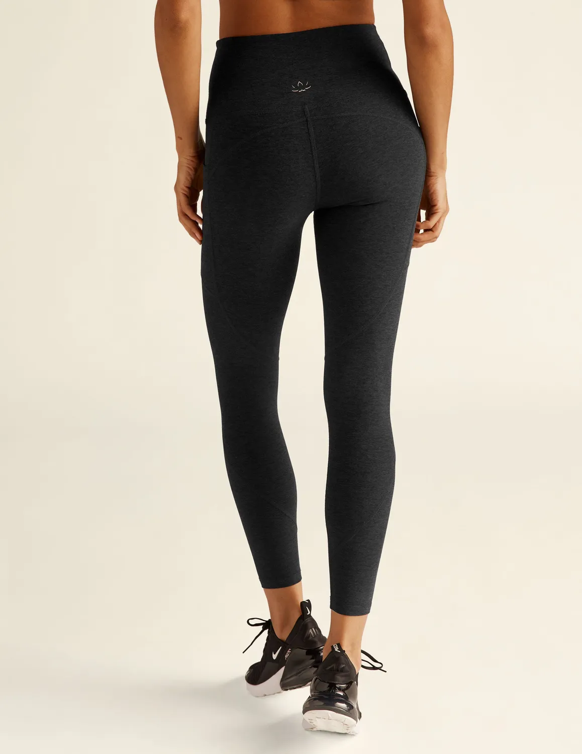 Beyond Yoga Spacedye Equipped Pocket Midi leggings Darkest Night med fickor