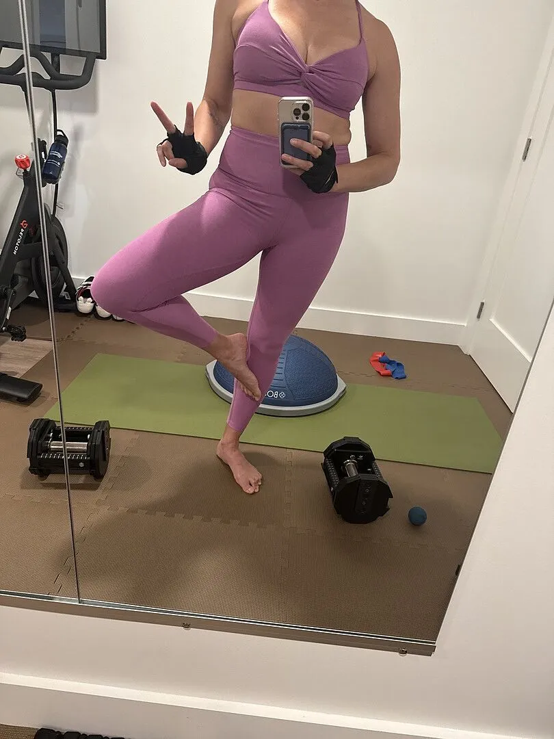 Beyond Yoga Spacedye Twist Front sport-bh blackberry melerad korsrygg