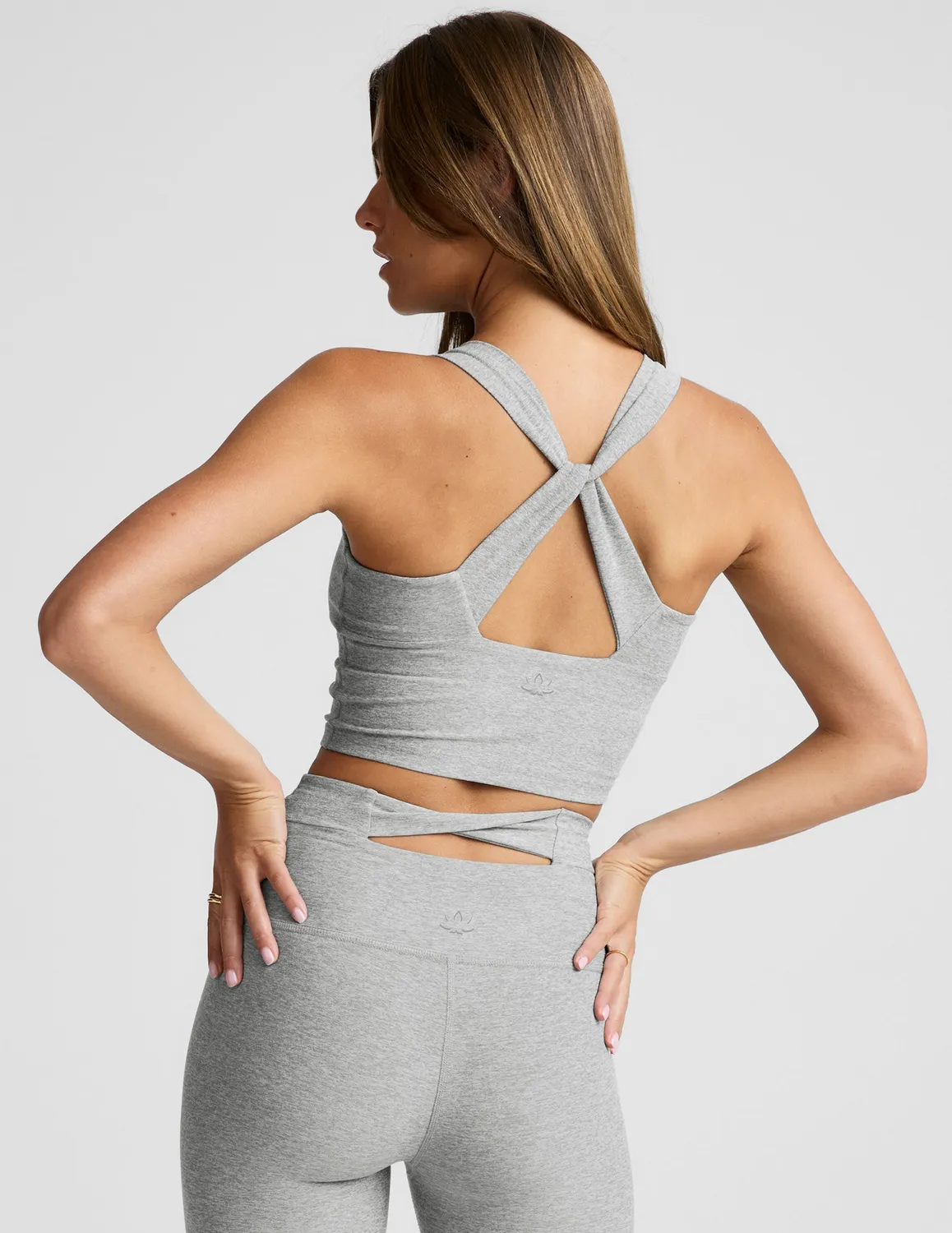 Beyond Yoga Spacedye Twist Through Cropped Tank träningstopp Silver Mist inbyggd BH