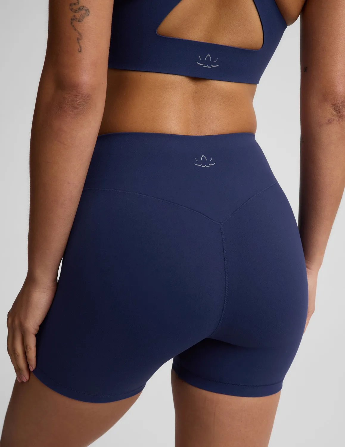 Beyond Yoga glowzone 4" bikershorts Deep Ocean hög midja