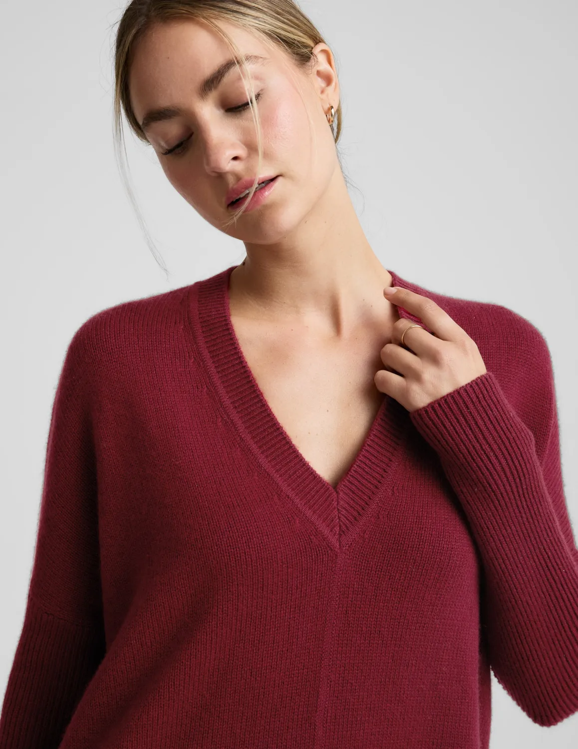 Beyond Yoga Wool-Cashmere V-Neck tröja Ruby Rush relaxed