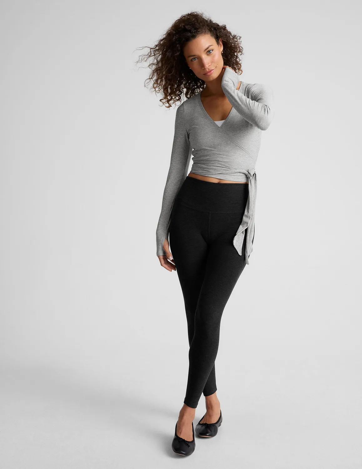 Beyond Yoga Featherweight No Time Wrap topp silver mist omlott