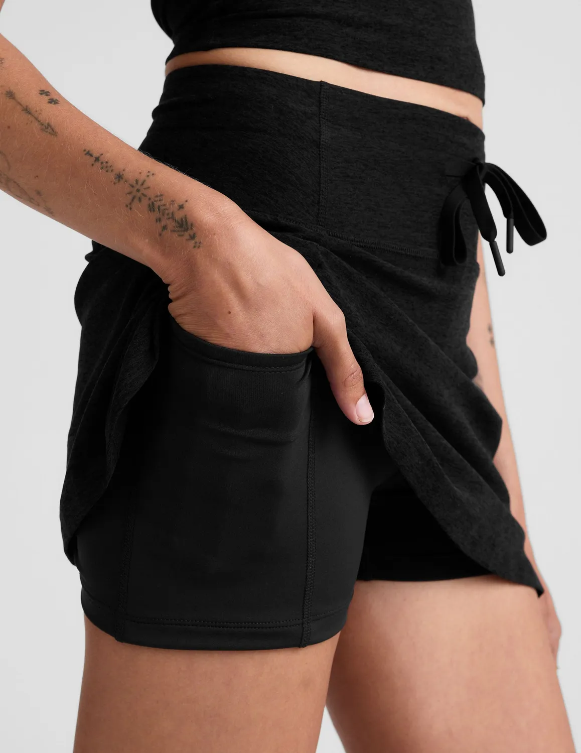 Beyond Yoga Spacedye Go Pocket träningskjol svart mini
