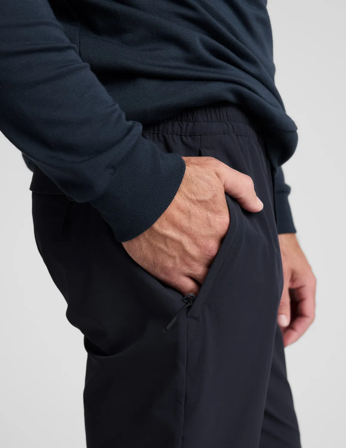 Beyond Yoga All Terrain Men's Pant träningsbyxor marinblå fickor