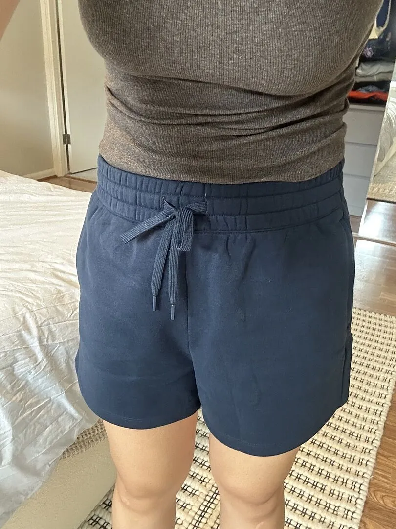 Beyond Yoga LuxeFleece Sweat Short mjukisshorts Blue Zen med fickor
