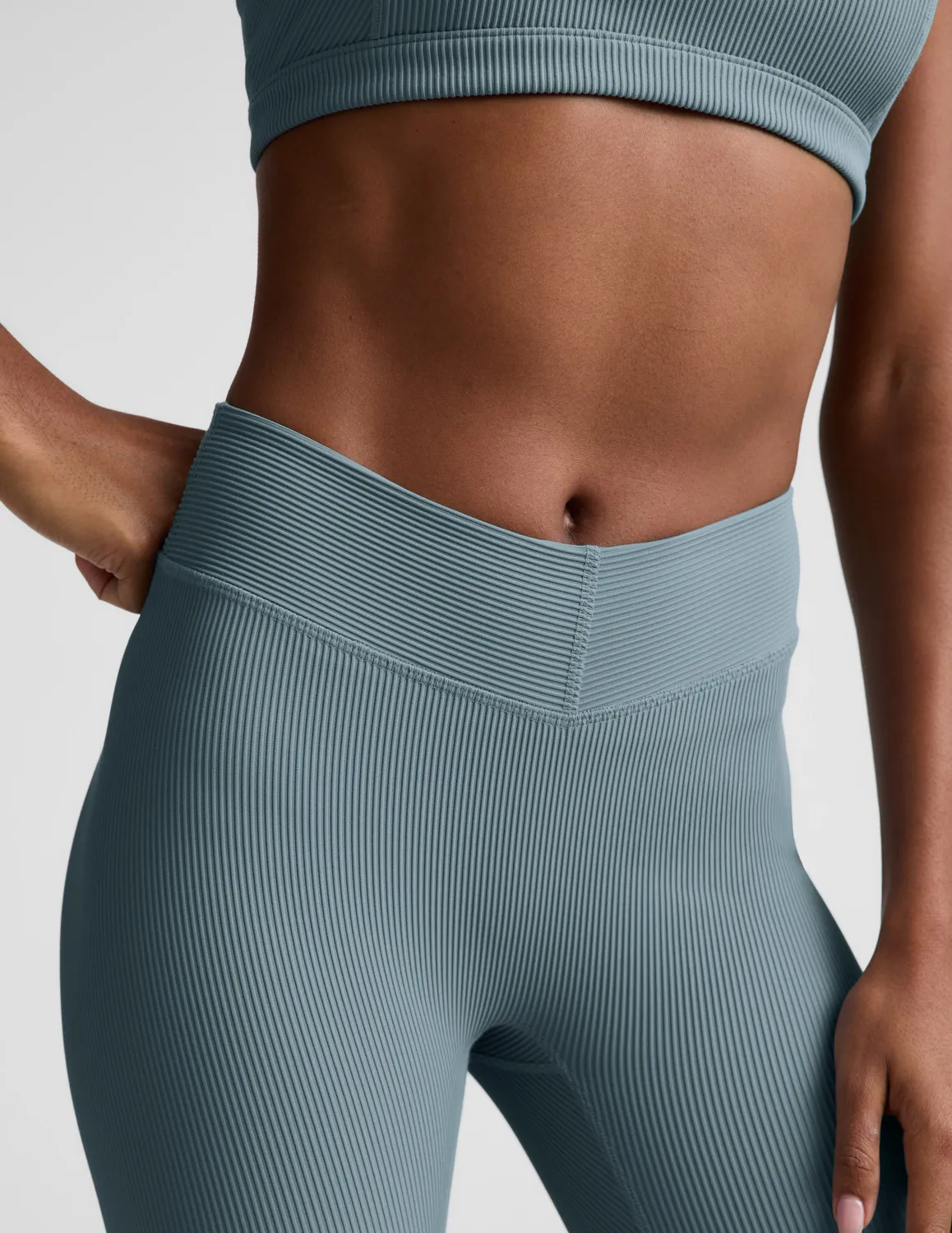 Beyond Yoga Impulse Ribbed V-Waist leggings Shaken Blue capri