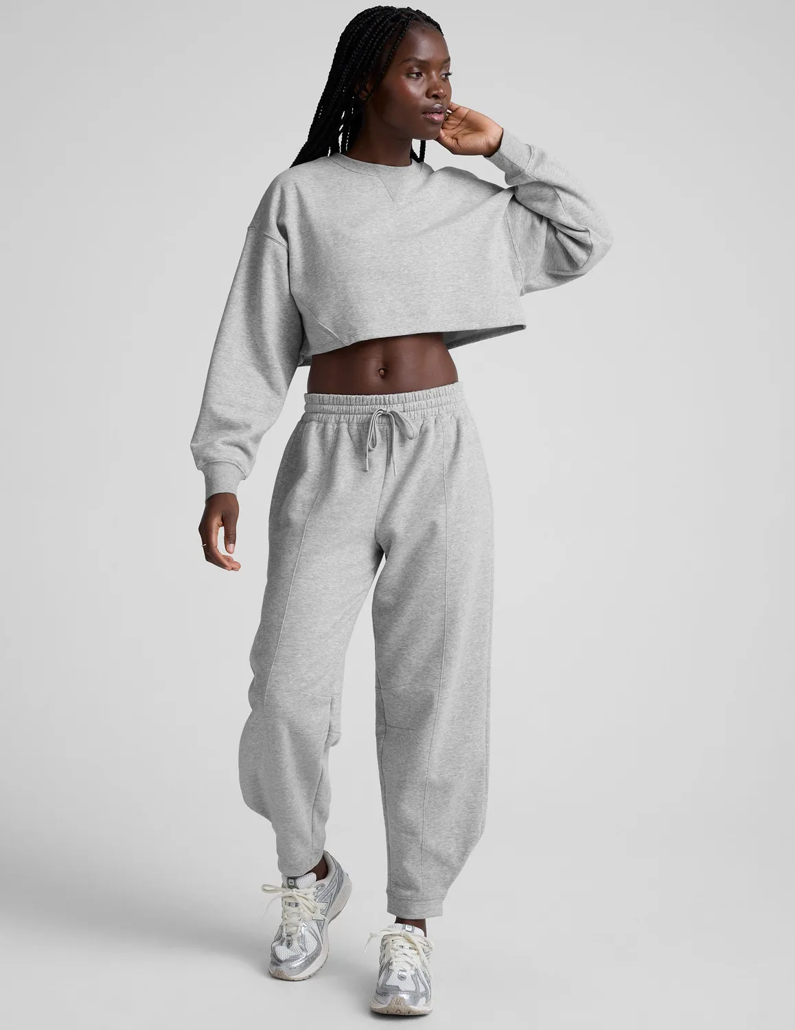 Beyond Yoga LuxeFleece Cropped sweatshirt Light Heather Gray grå