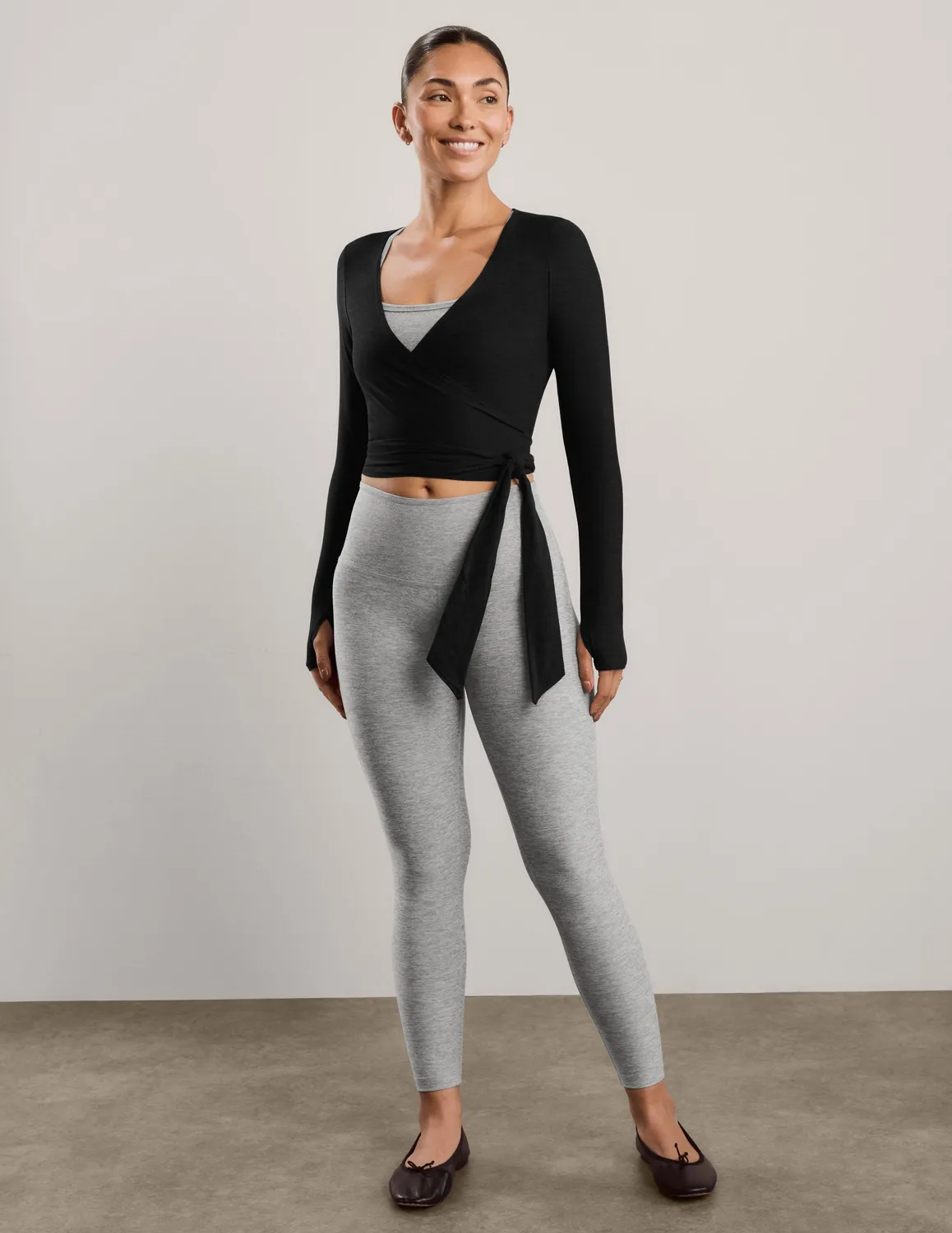 Beyond Yoga Featherweight No Time Wrap topp darkest night svart