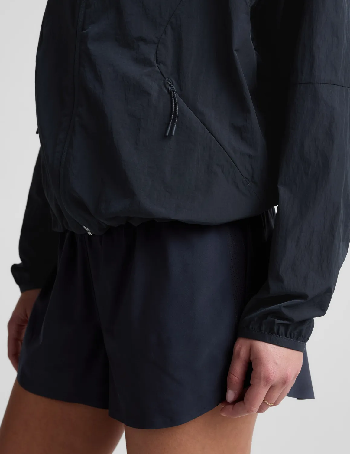 Beyond Yoga Limitless löparjacka Nocturnal Navy vattenavvisande
