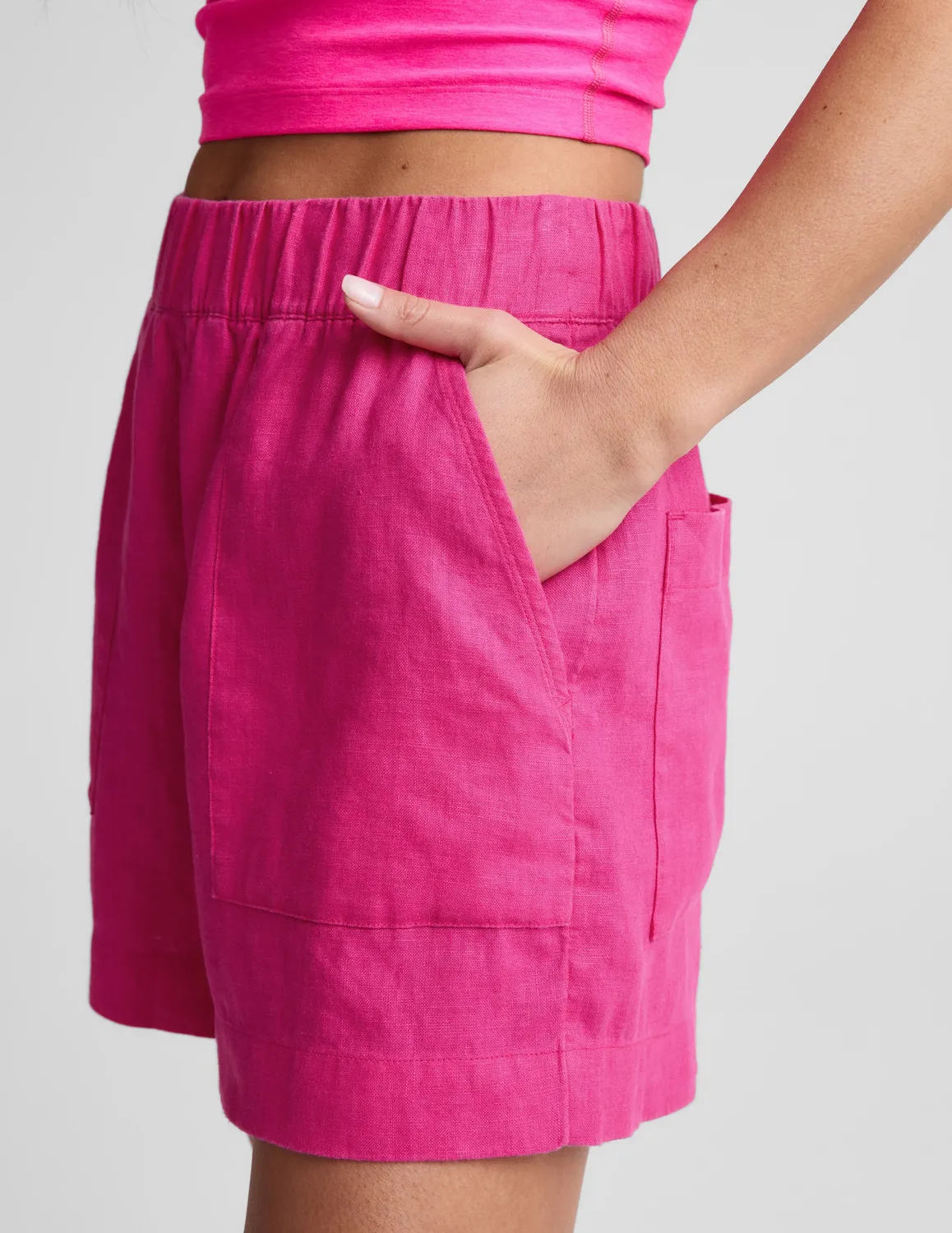 Beyond Yoga SoftWash Linen Easy Short shorts Pink Glow med fickor