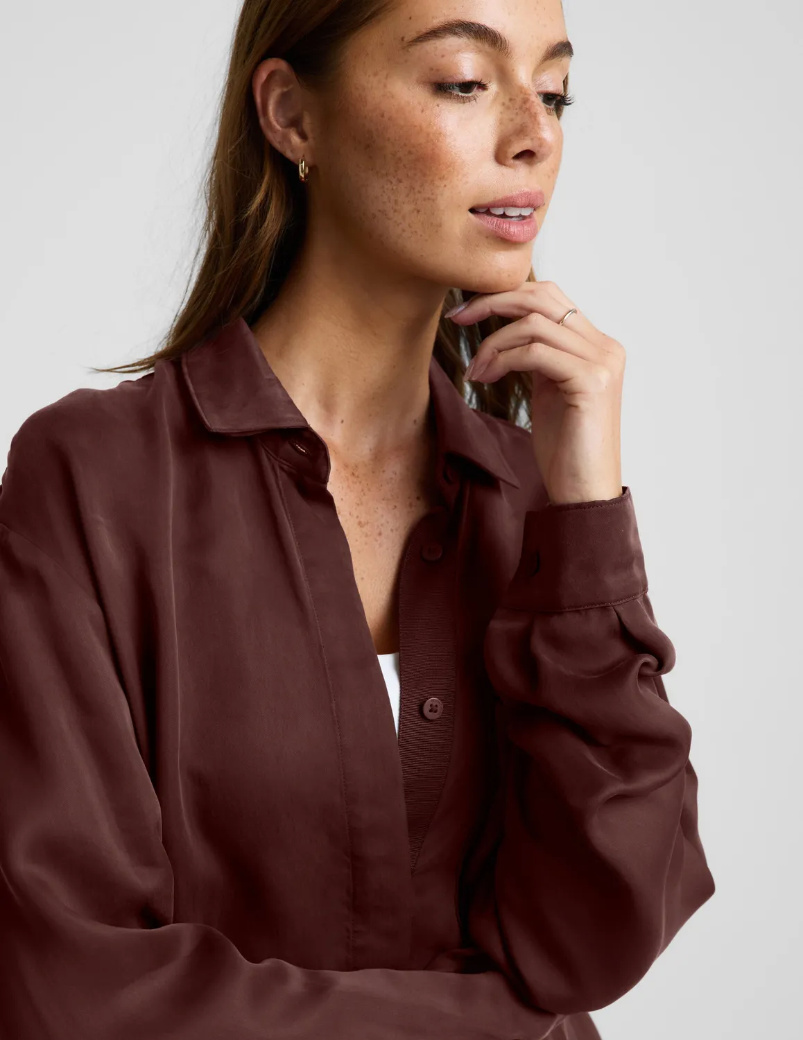 Beyond Yoga Sunkissed Cupro Button Down skjorta Iced Mocha sval
