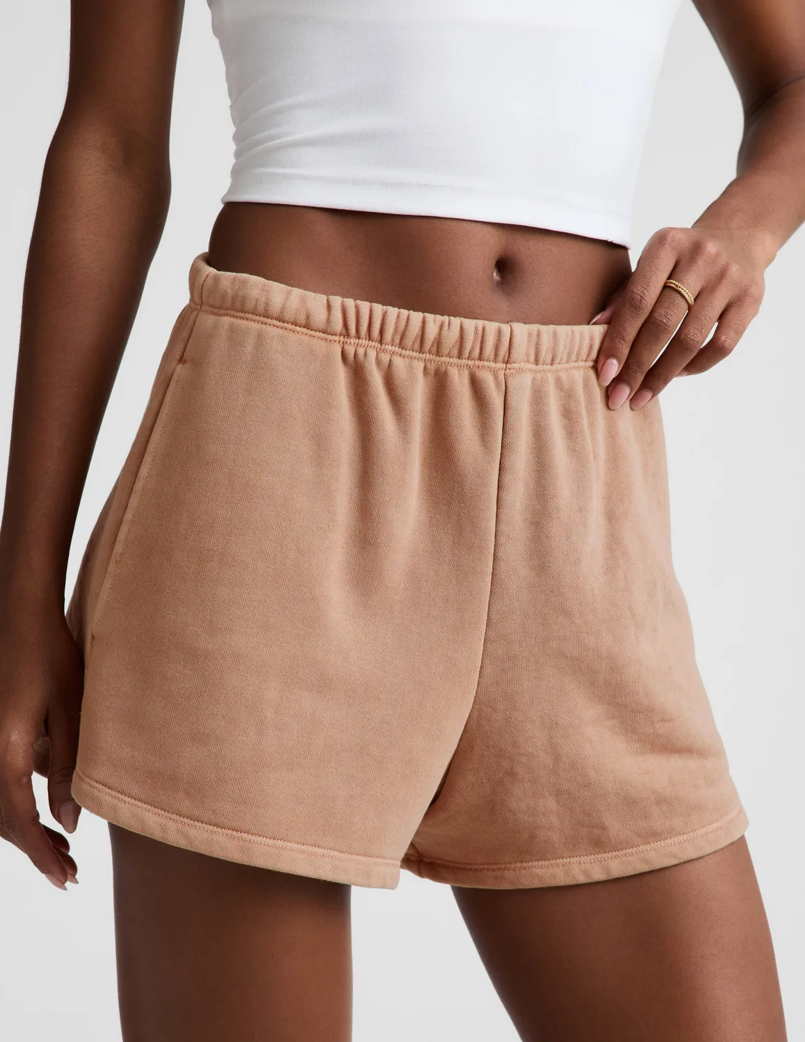 Beyond Yoga Fade Out Mid-Rise Short mjukshorts beige tvättad