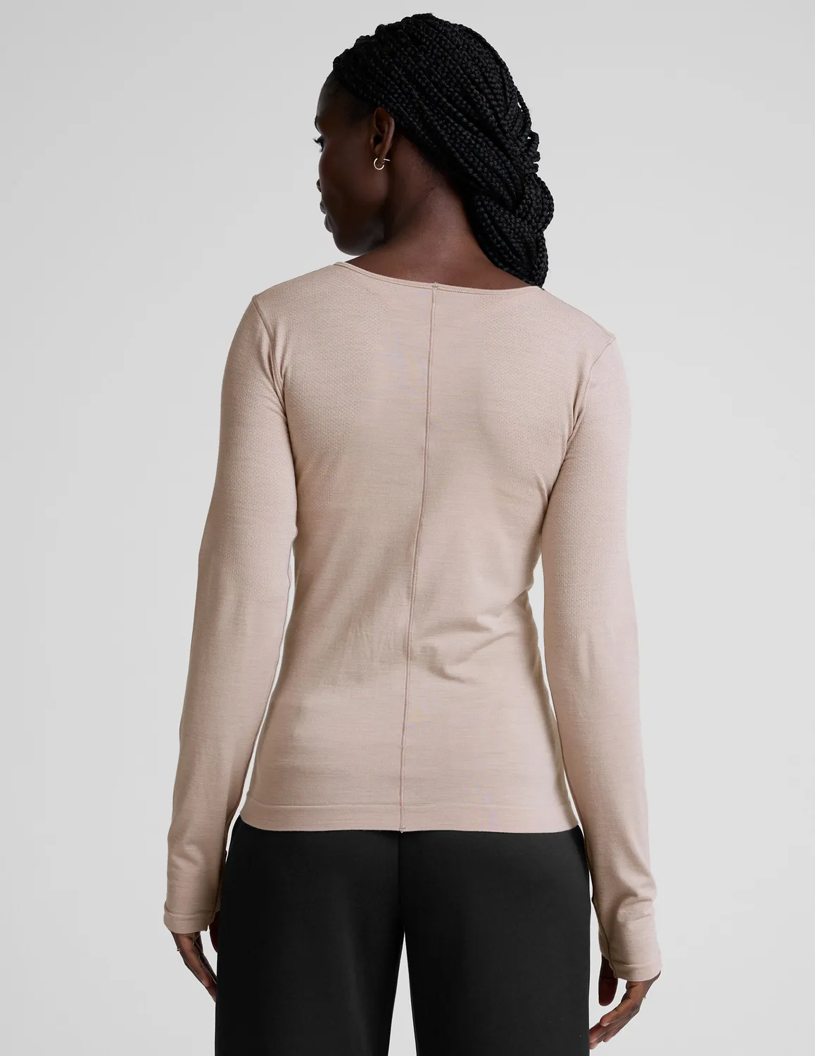 Beyond Yoga LuxeKnit Merino Wool Crewneck ulltröja Oat Latte med tumhål