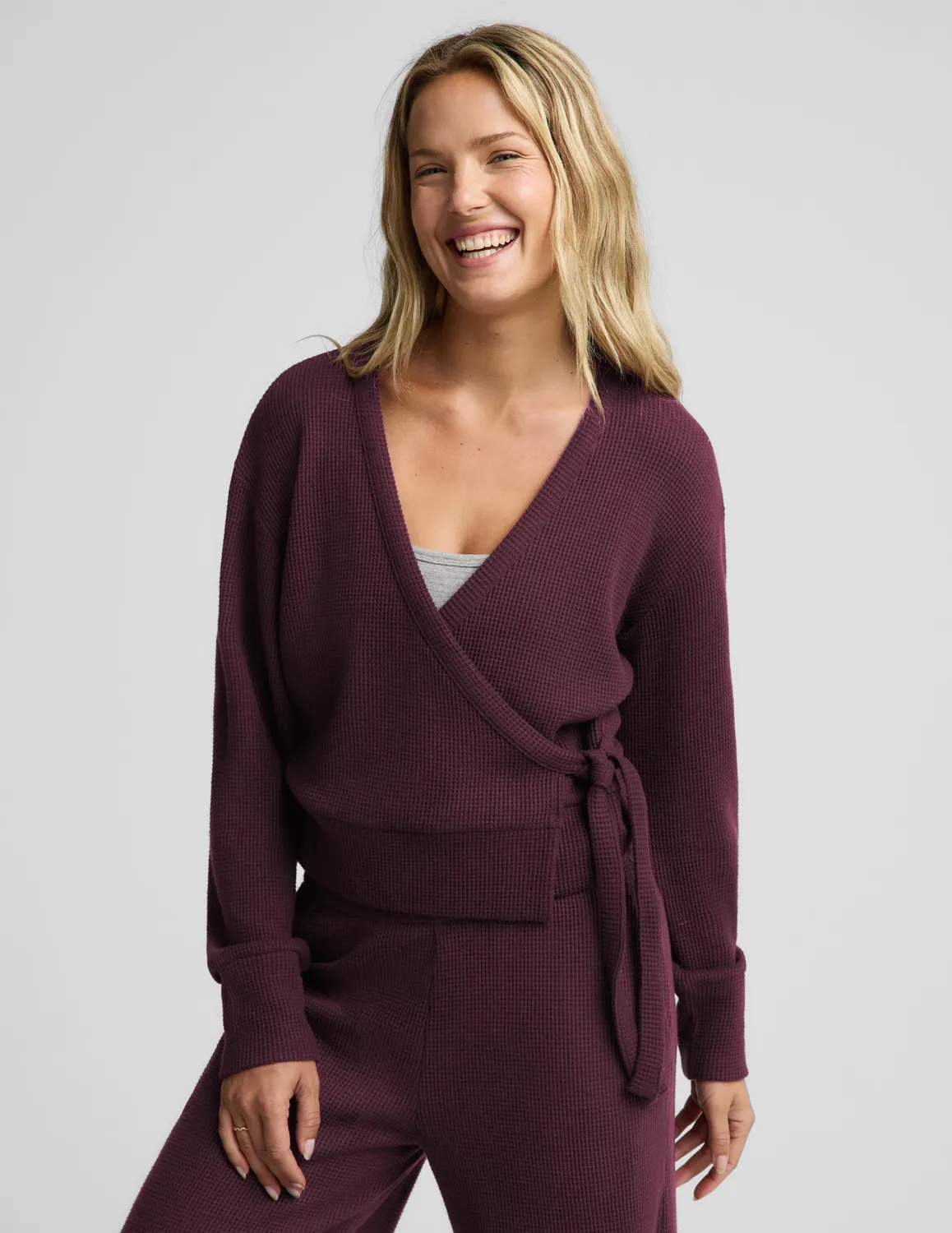 Beyond Yoga Rest Day Waffle omlottpullover vinröd våffelstickad