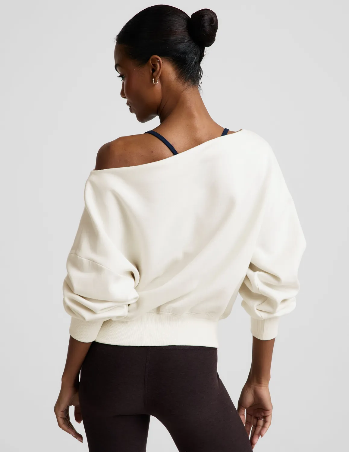 Beyond Yoga LuxeFleece 2.0 Off The Shoulder tröja Fresh Snow bomull