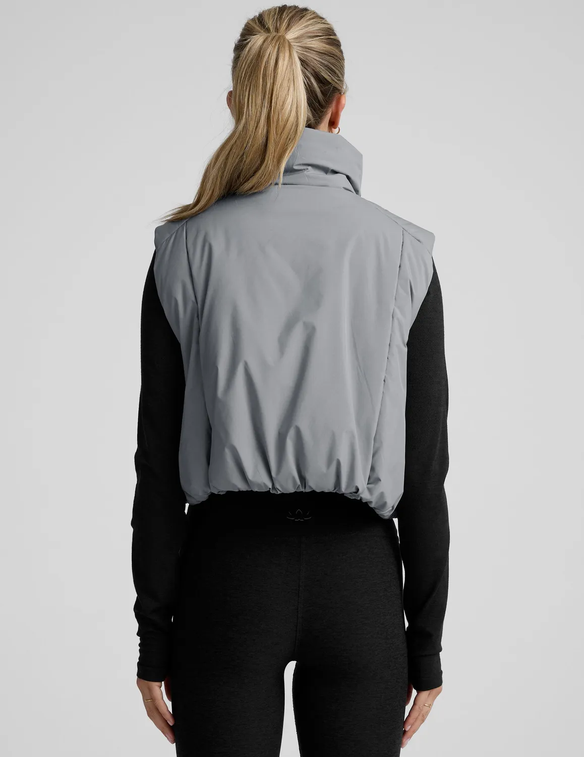 Beyond Yoga Warm Up Puffer Vest väst Storm Gray vattenavvisande