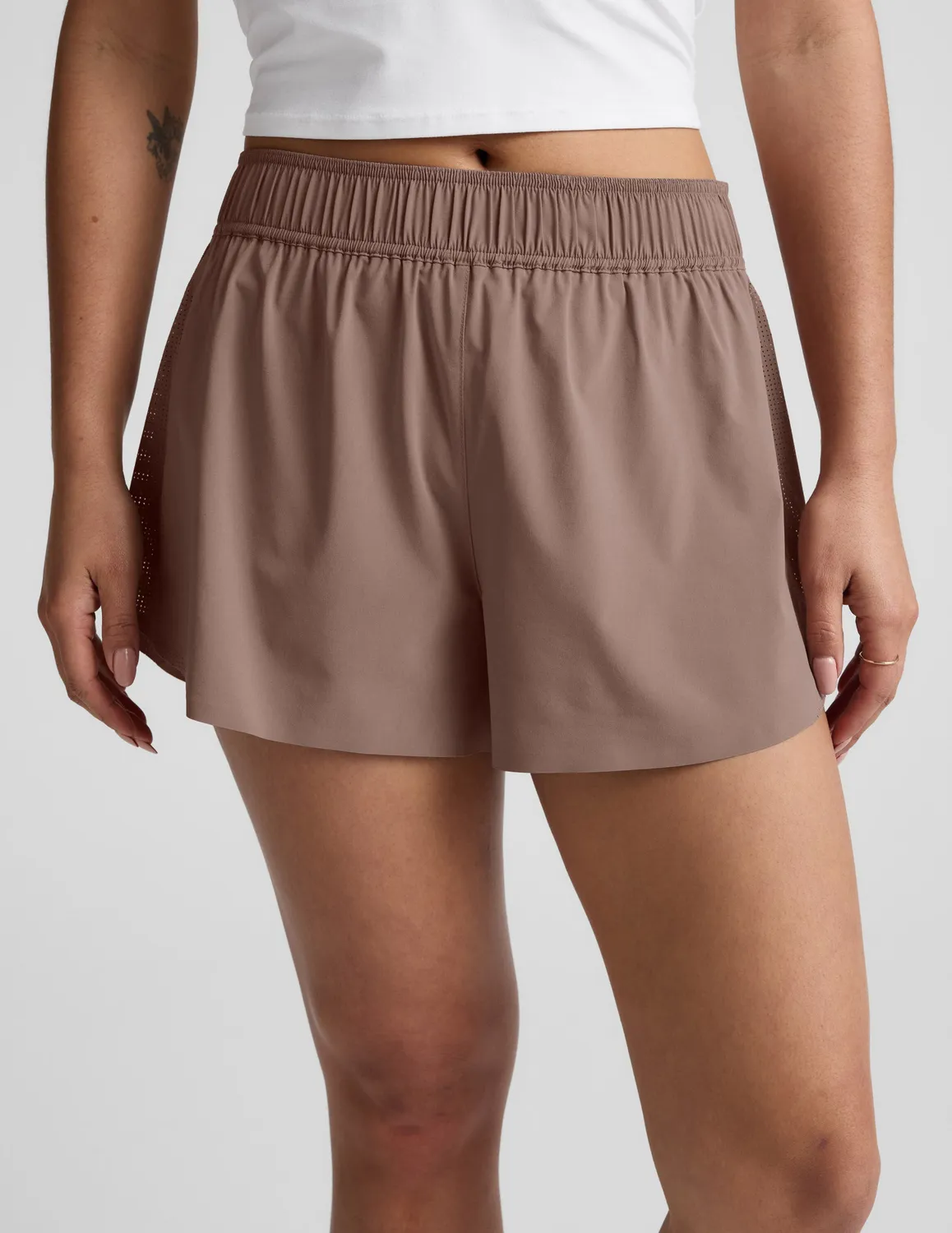 Beyond Yoga Solemate 2.5" shorts Rosey Taupe mjuka