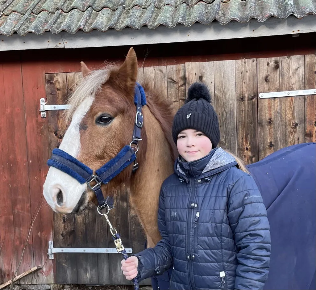 ZacZess Oulu Beanie mössa svart teddyfodrad pompom