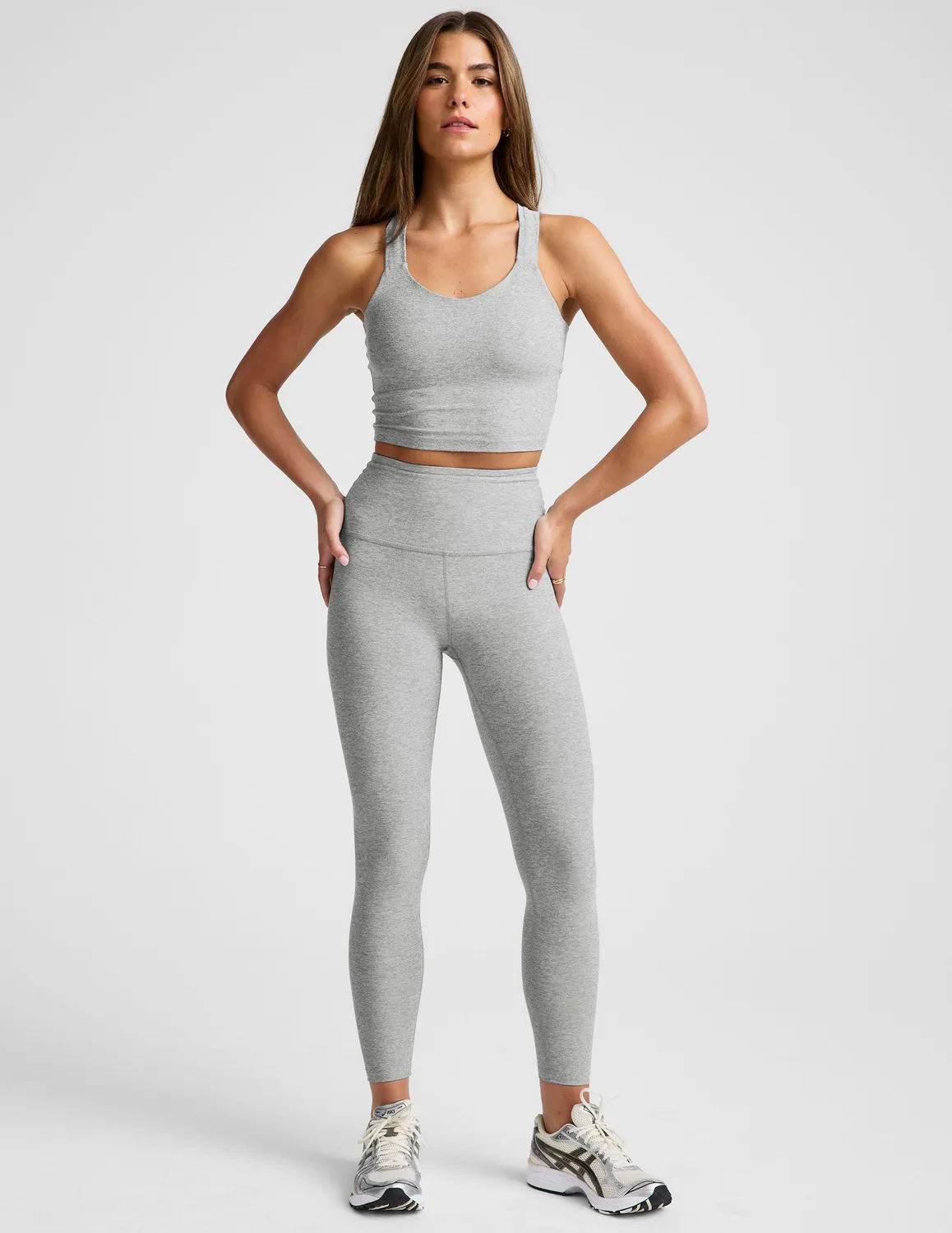 Beyond Yoga Spacedye Twist Through Cropped Tank träningstopp Silver Mist inbyggd BH