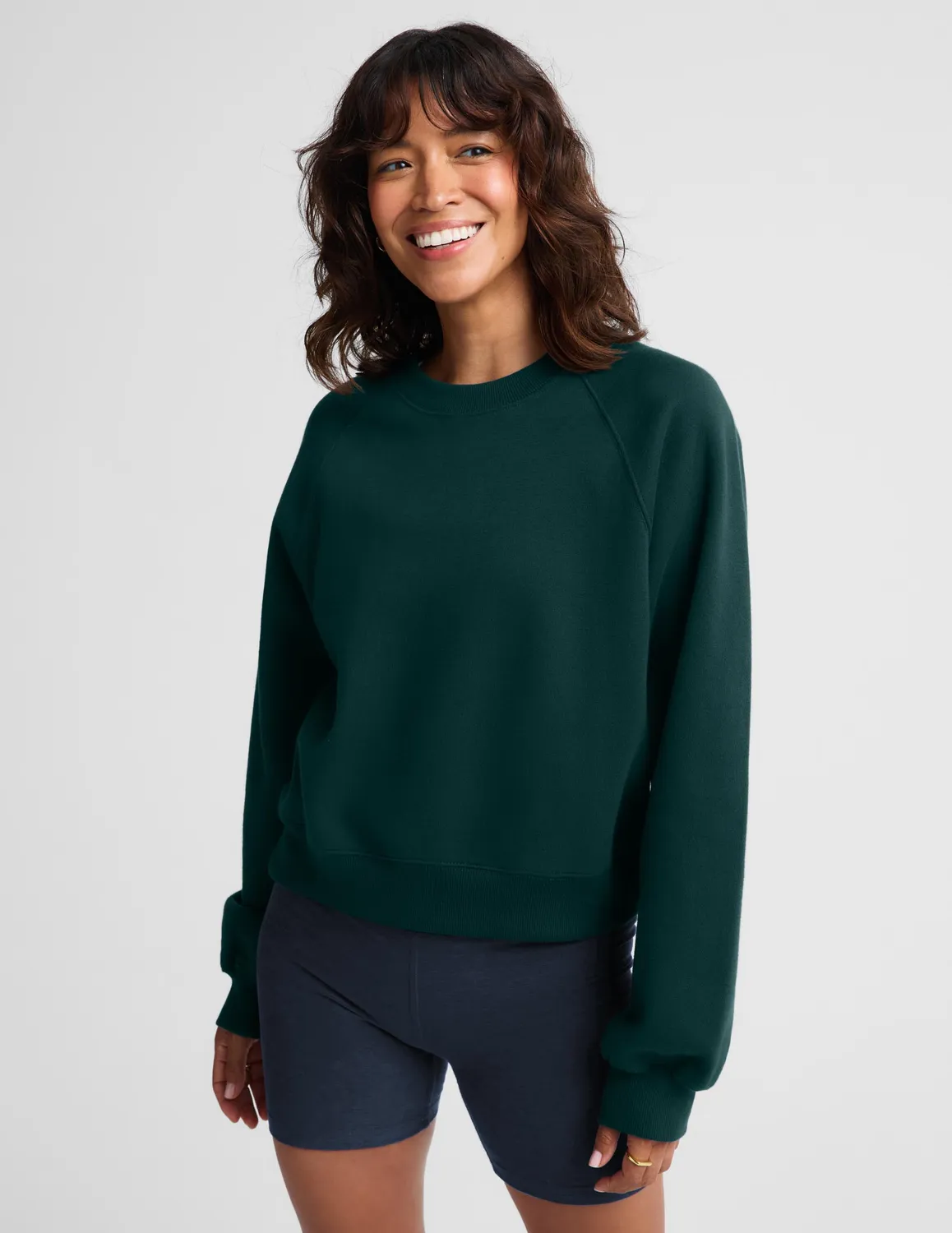 Beyond Yoga LuxeFleece 2.0 Raglan Crewneck tröja mörkgrön