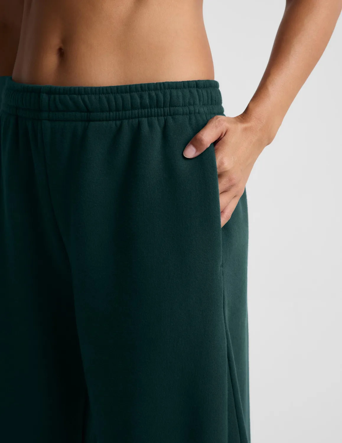 Beyond Yoga LuxeFleece 2.0 Barrel mjukisbyxor Dark Ivy grön