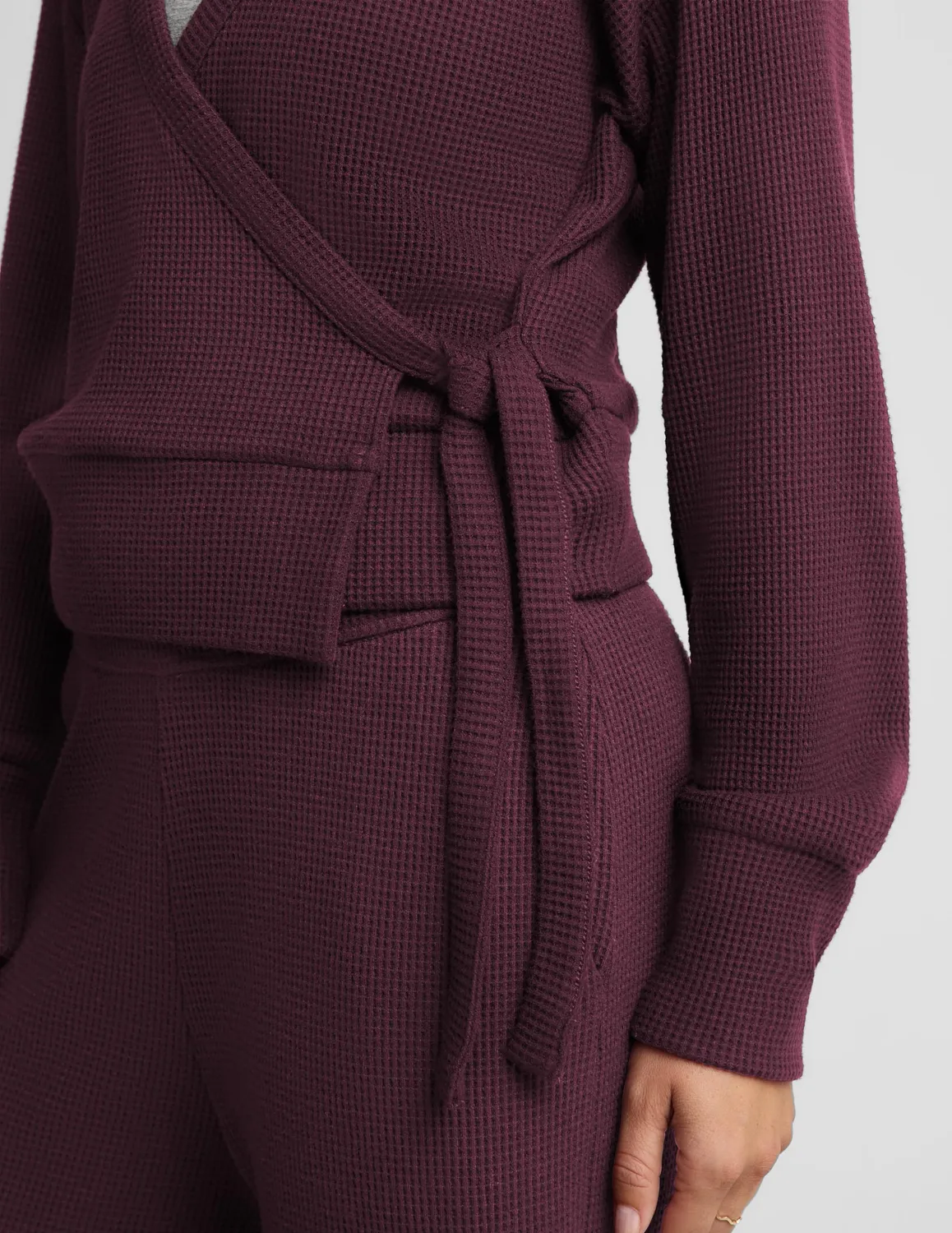Beyond Yoga Rest Day Waffle omlottpullover vinröd våffelstickad