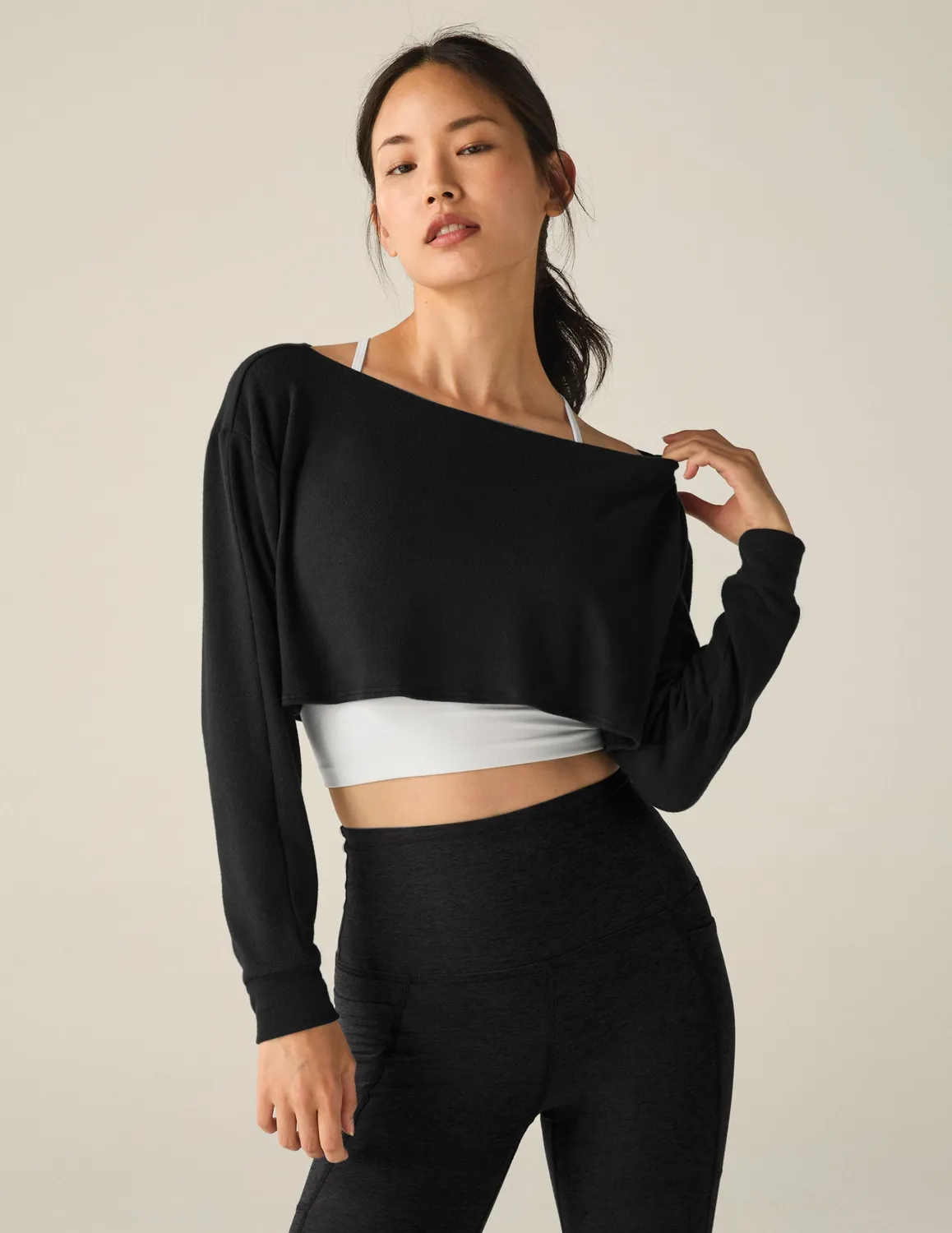 Beyond Yoga Duet 2-Way Shrug Svart i Luxe Lounger