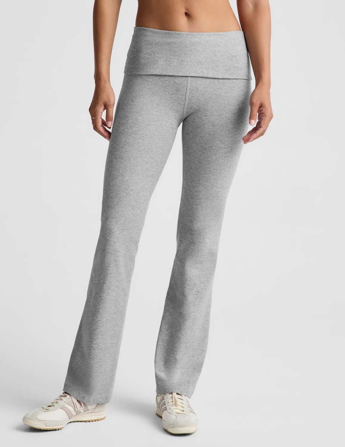 Beyond Yoga Spacedye Foldover Bootcut Träningsbyxor Silver Mist mjuk