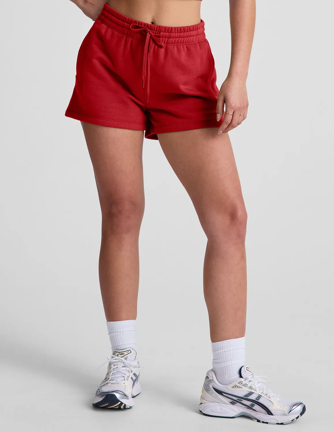 Beyond Yoga LuxeFleece Sweat Short mjukisshorts Holly Red med fickor