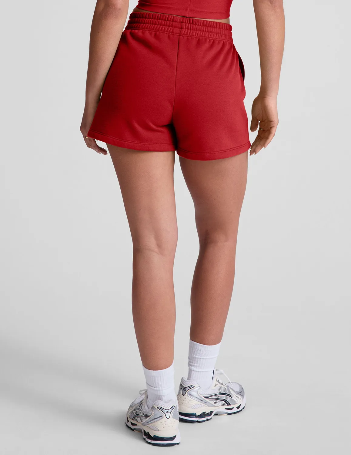 Beyond Yoga LuxeFleece Sweat Short mjukisshorts Holly Red med fickor