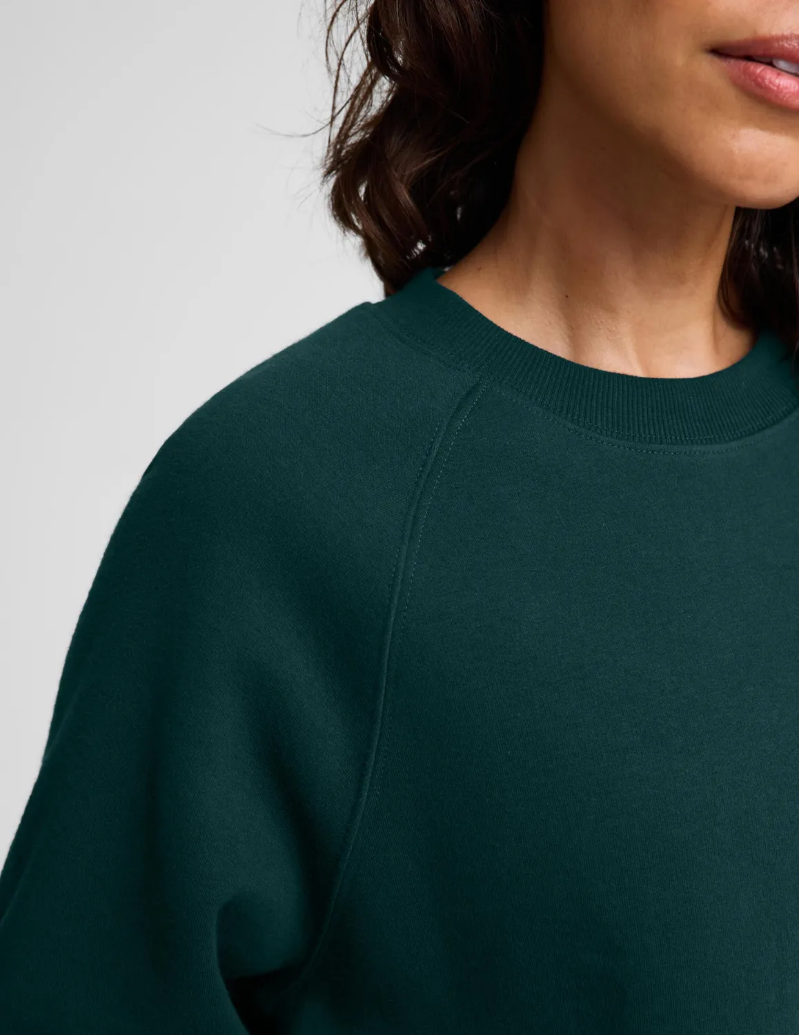 Beyond Yoga LuxeFleece 2.0 Raglan Crewneck tröja mörkgrön