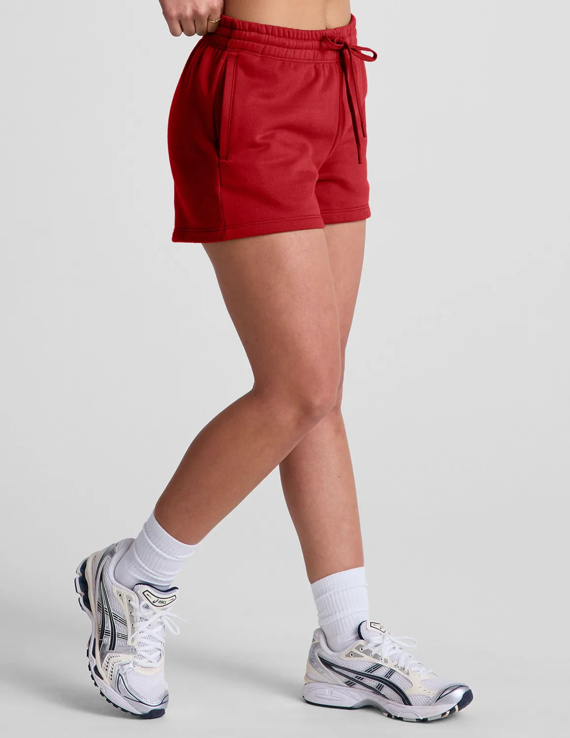 Beyond Yoga LuxeFleece Sweat Short mjukisshorts Holly Red med fickor