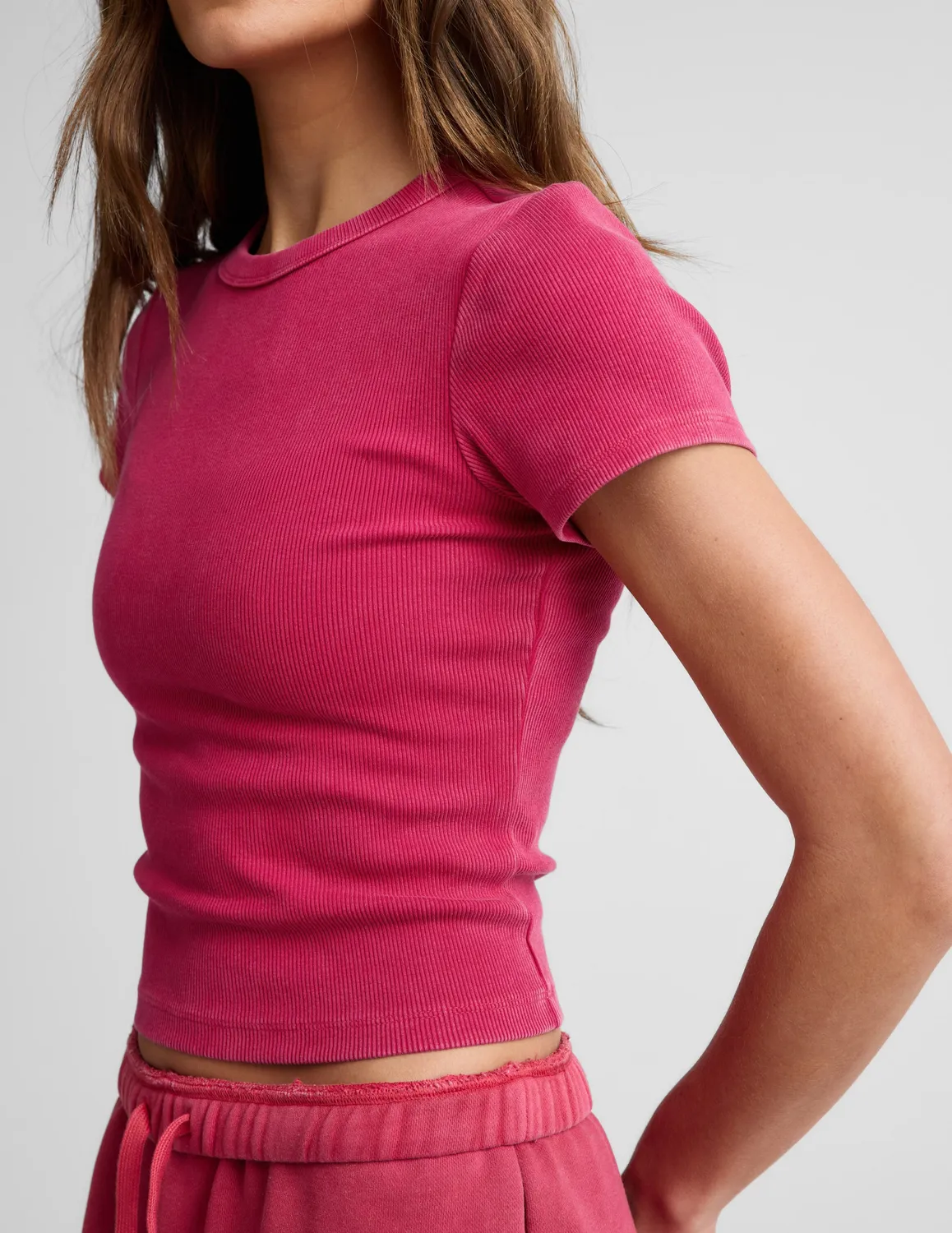 Beyond Yoga On Repeat Rib Baby Tee t-shirt bär röd croppad
