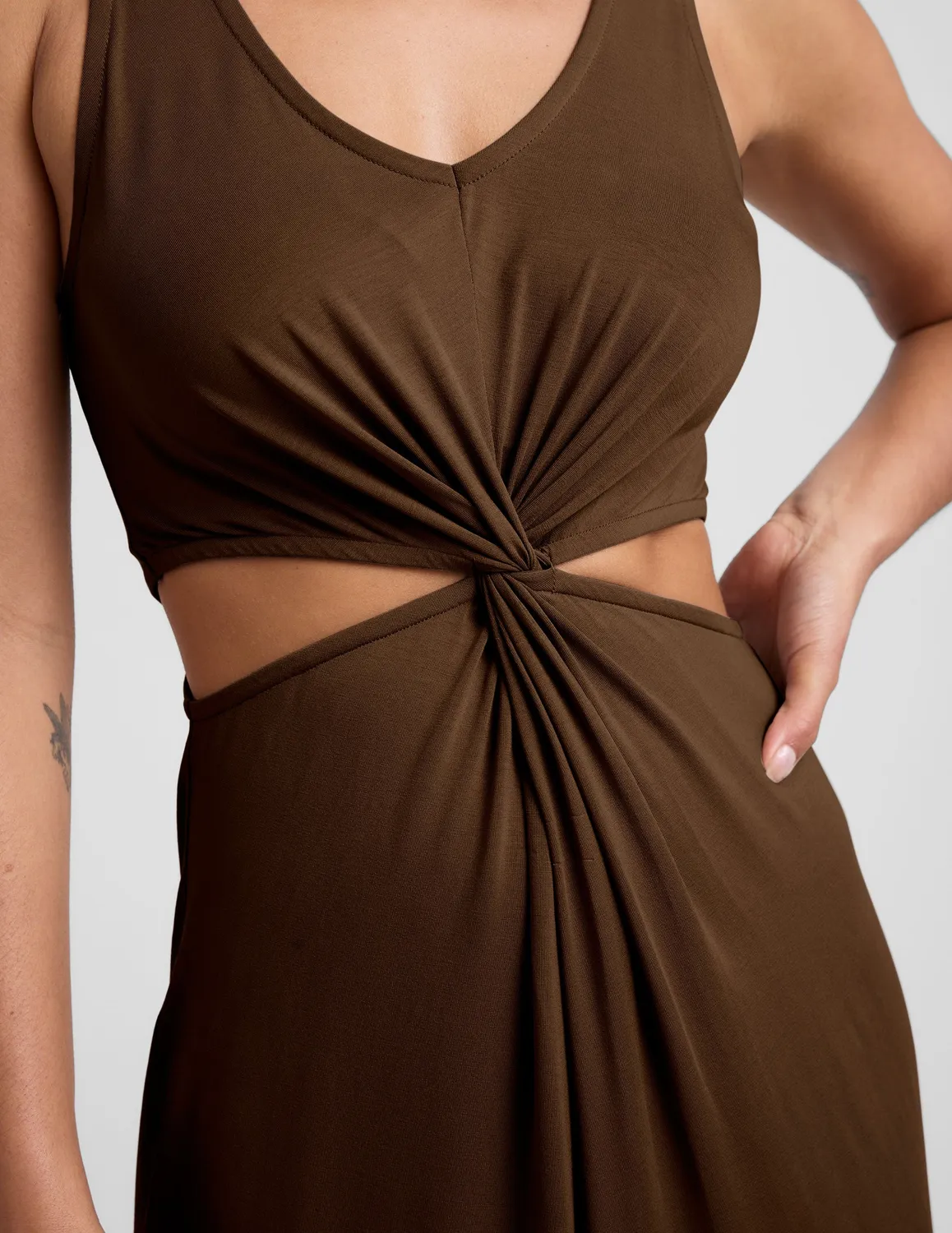 Beyond Yoga Around The World Front Twist Maxi klänning Espresso