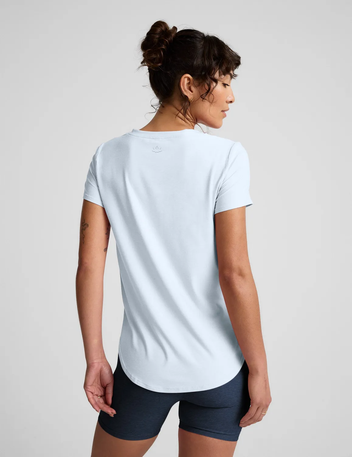 Beyond Yoga Featherweight On The Down Low Tee t-shirt Morning Sky Blue Heather ljusblå