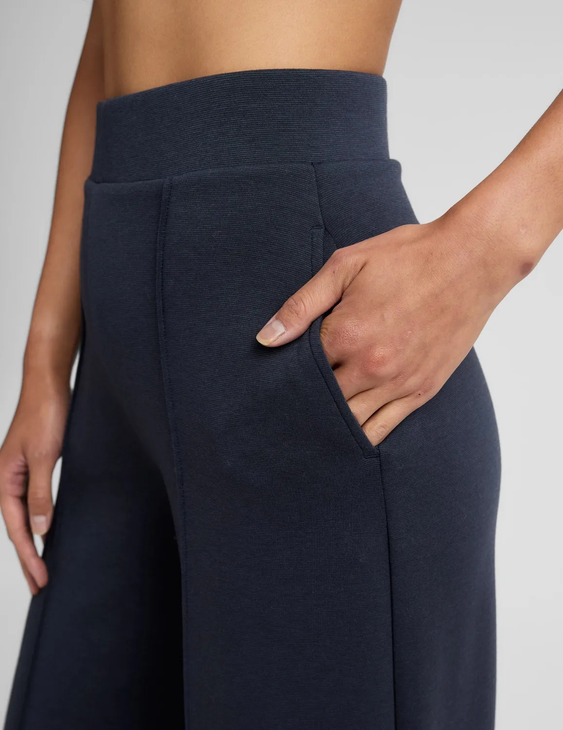 Beyond Yoga SoftSpring Wide Leg Pant 31" mjukisbyxor nocturnal navy vida