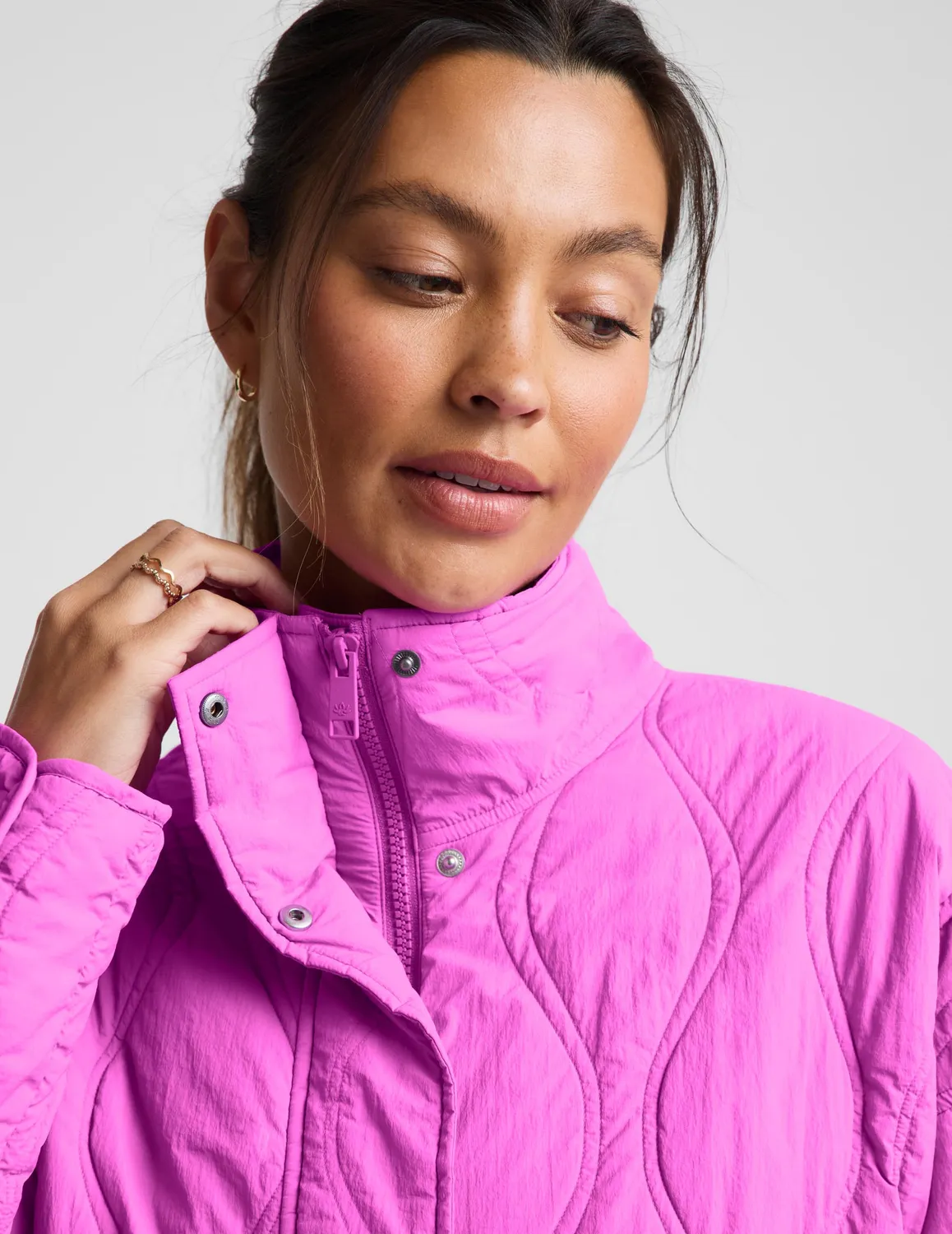 Beyond Yoga Roam Quilted Lightweight Jacket jacka Electric Fuchsia lätt