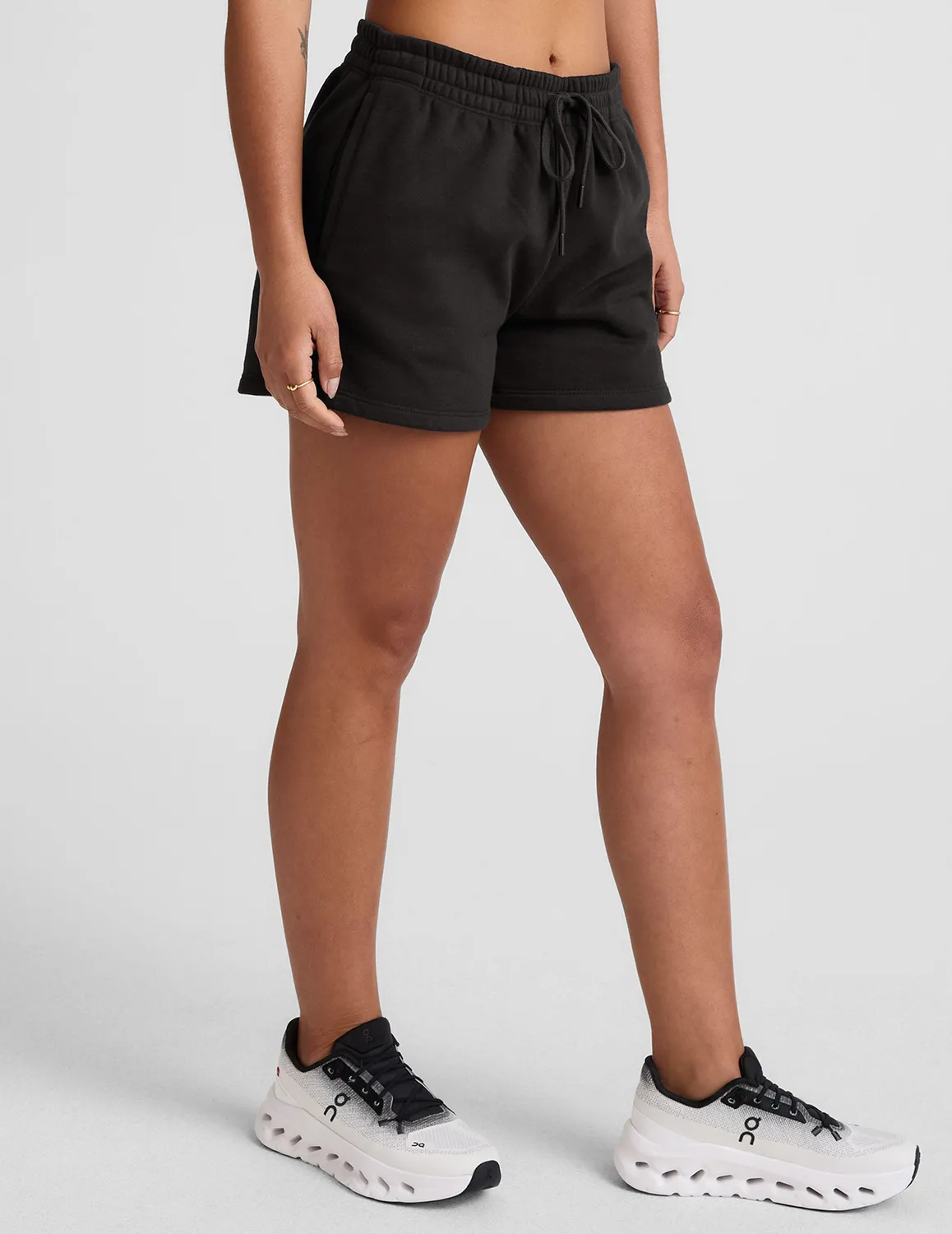 Beyond Yoga LuxeFleece Sweat Short mjukisshorts Black med fickor