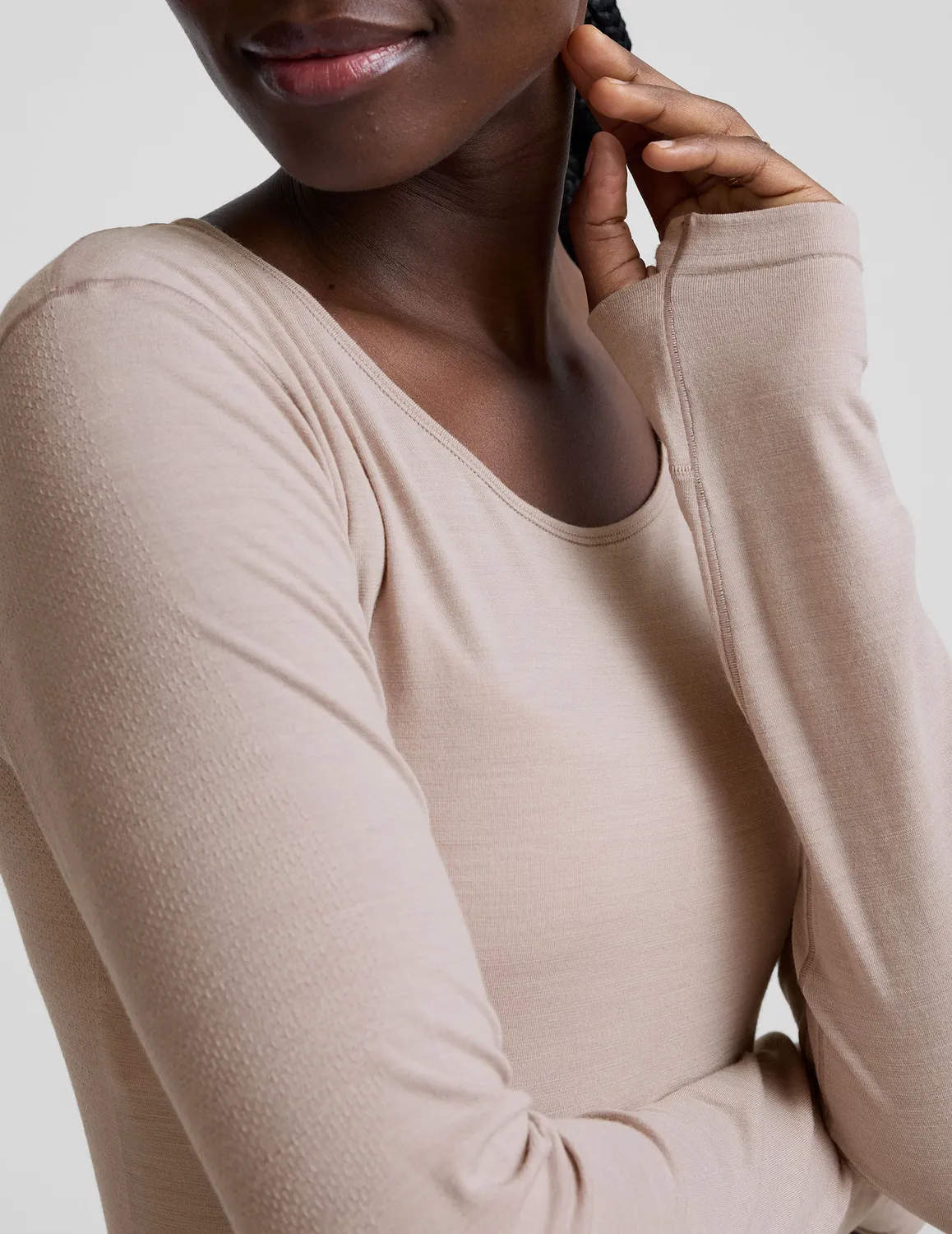 Beyond Yoga LuxeKnit Merino Wool Crewneck ulltröja Oat Latte med tumhål