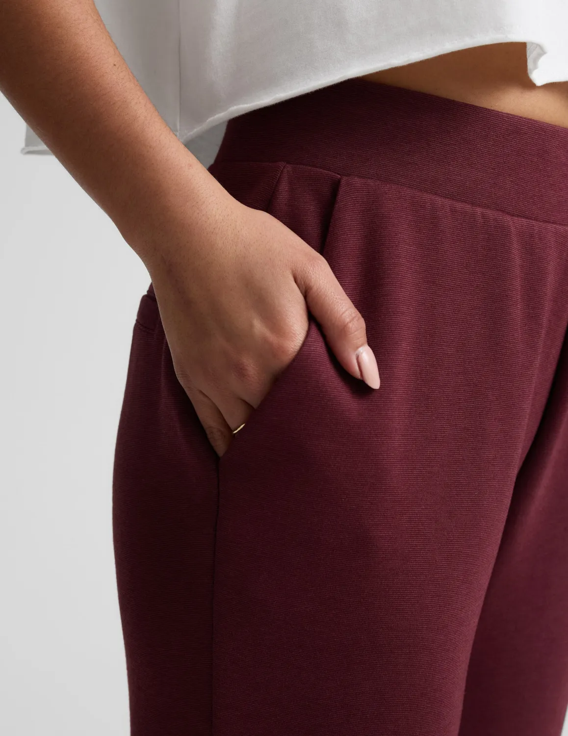 Beyond Yoga SoftSpring Tapered Byxor Moody Burgundy ankellånga