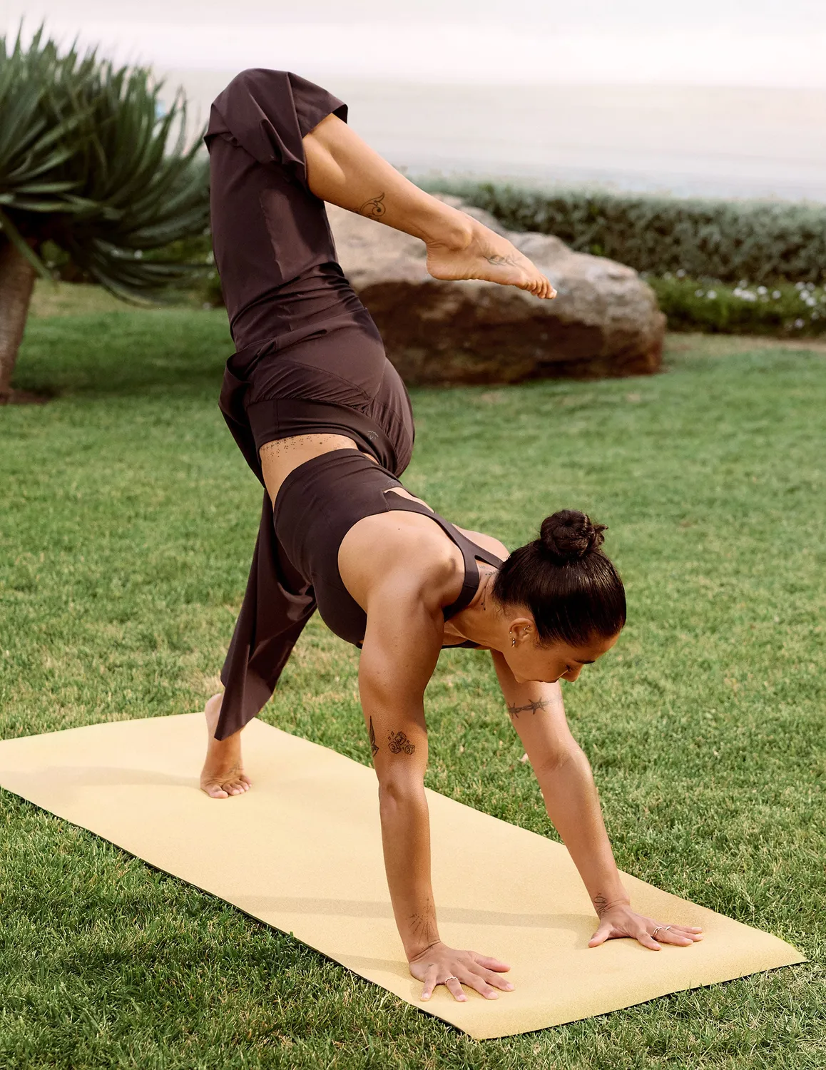 Beyond Yoga Glowzone Hybrid Straight Leg Pant 31" cocoa plum byxor