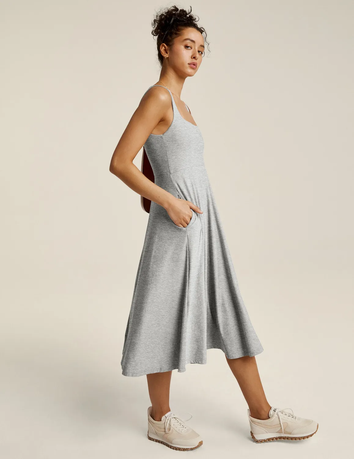 Beyond Yoga Featherweight At The Ready Square Neck klänning Silver Mist