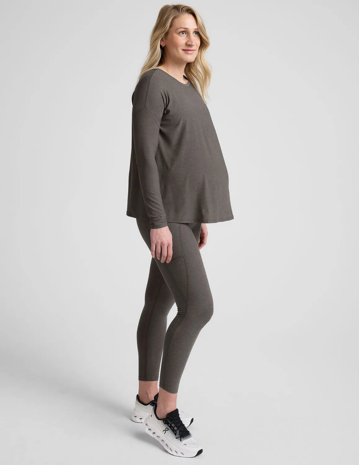 Beyond Yoga Featherweight Feels Like Home mamatröja True Gray Heather amningsvänlig
