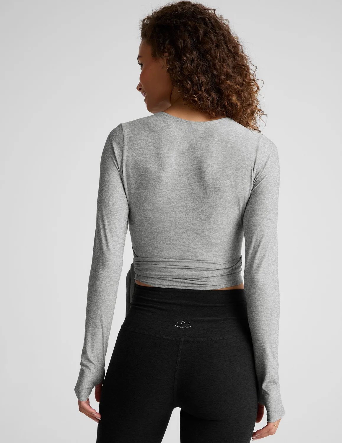 Beyond Yoga Featherweight No Time Wrap topp silver mist omlott